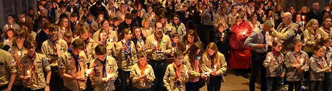 Etwa 1000 Pfadfinderinnen und Pfadfinder feierten am Sonntag in der St. Reinoldi-Kirche in Dortmund die Ankunft des Friedenslichtes aus Bethlehem. 