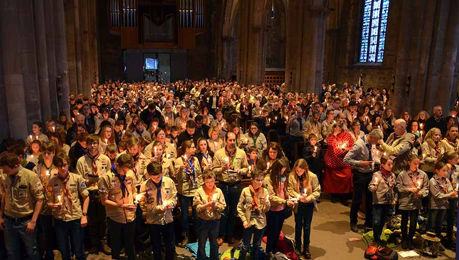 Etwa 1000 Pfadfinderinnen und Pfadfinder feierten am Sonntag in der St. Reinoldi-Kirche in Dortmund die Ankunft des Friedenslichtes aus Bethlehem.
