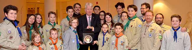 PfadfinderInnen vom DPSG-Stamm St. Franziskus Do-Mitte und von der VCP-Siedlung Humboldt aus Eichlinghofen brachten das Licht ins Rathaus. Foto: pdp