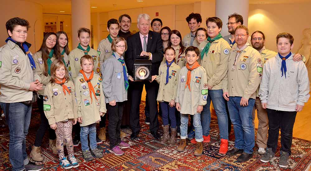 PfadfinderInnen vom DPSG-Stamm St. Franziskus Do-Mitte und von der VCP-Siedlung Humboldt aus Eichlinghofen brachten das Licht  ins Rathaus. Foto: pdp