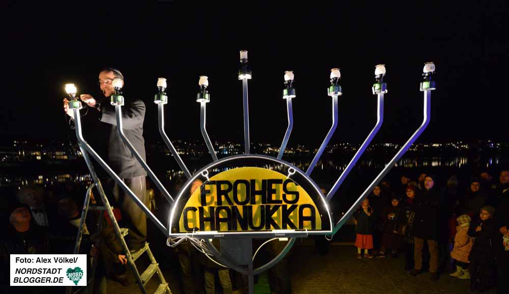 Auch Rabbi Avichai Apel entzündete ein Licht am Chanukka-Leuchter.