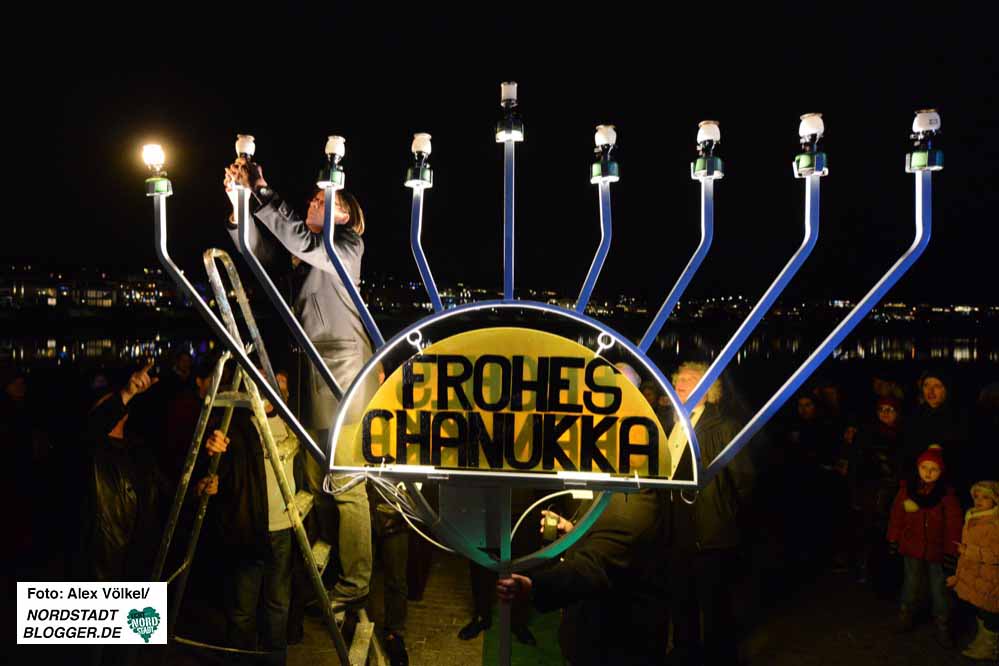 Jeder Ehrengast durfte ein Licht am Chanukka-Leuchter entzünden.