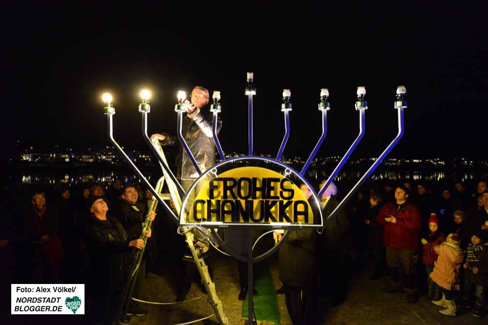 Jeder Ehrengast durfte ein Licht am Chanukka-Leuchter entzünden.