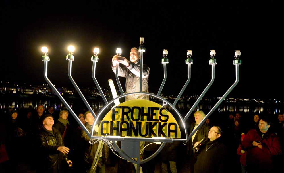 Jeder Ehrengast durfte ein Licht am Chanukka-Leuchter entzünden.