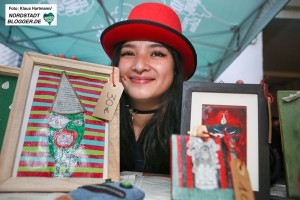 Interkultureller Weihnachtsmarkt im Schleswiger Viertel. Camila mit ihren Kunstwerken