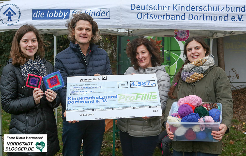 Wiederbelebung Spielplatz Düppelstraße. V. l.: Anna Strolina, Thomas Schieferstein, Pro Filiis, Martina Furlan, Kinderschutzbund und Jacqueline Siemes