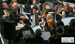 Musik im Advent im Dietrich-Keuning-Haus. Akkordeon-Orchester der Musikschule. Leitung: Monika Lempart