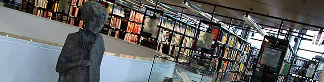 Die Nelly-Sachs-Plastik des Künstlers Bernhard Kleinhans in der zweiten Etage der Stadt- und Landesbibliothek aufgestellt. Foto: Gaye Suse Kromer/ Stadt DO