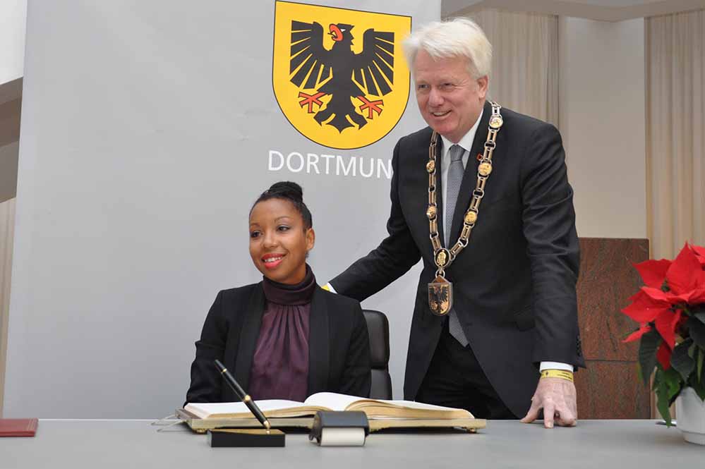 Schriftstellerin Marie N’Diaye hat sich in das goldene Buch der Stadt Dortmund eingetragen.