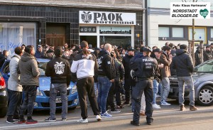 Massives Polizeiaufgebot sichert die Oesterholzstraße. Vor der Club-Lokal des Dortmunder Fan-Club von PAOK Saloniki terffen sich die Anhänger des Vereins um gemeinsam zum Stadion zu gehen.