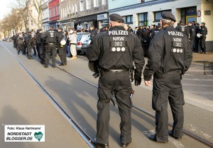 Massives Polizeiaufgebot sichert die Oesterholzstraße, PAOK Saloniki