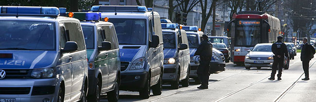 Massives Polizeiaufgebot sichert die Oesterholzstraße, PAOK Saloniki