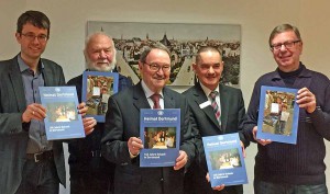 Dr. Stefan Mühlhofer, Direktor Stadtarchiv, Autor Siegfried Zill, Altbürgermeister Adolf Miksch, Vorsitzender des Historischen Vereins, Michael Liskatin, Sparkasse sowie Ideengeber und Autor Gerd Kolbe. Foto: J.v. Brocke