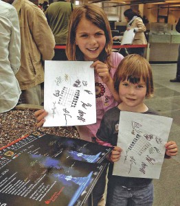 Junge Schachfans: Mona und Kim zeigen stolz die Unterschriften der Schach-Großmeister des Sparkassen Chess-Meetings, die sie anlässlich eineer Autogrammstunde in dr Sparkasse bekommen haben. Foto: Michael Wiczoreck