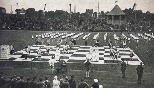 Zur Eröffnung des Stadion Rote erde am 13. Juni 1926 gab es eine "lebende Schachpartie" des Dortmunder Arbeitersports. Archivbild: Gerd Kolbe