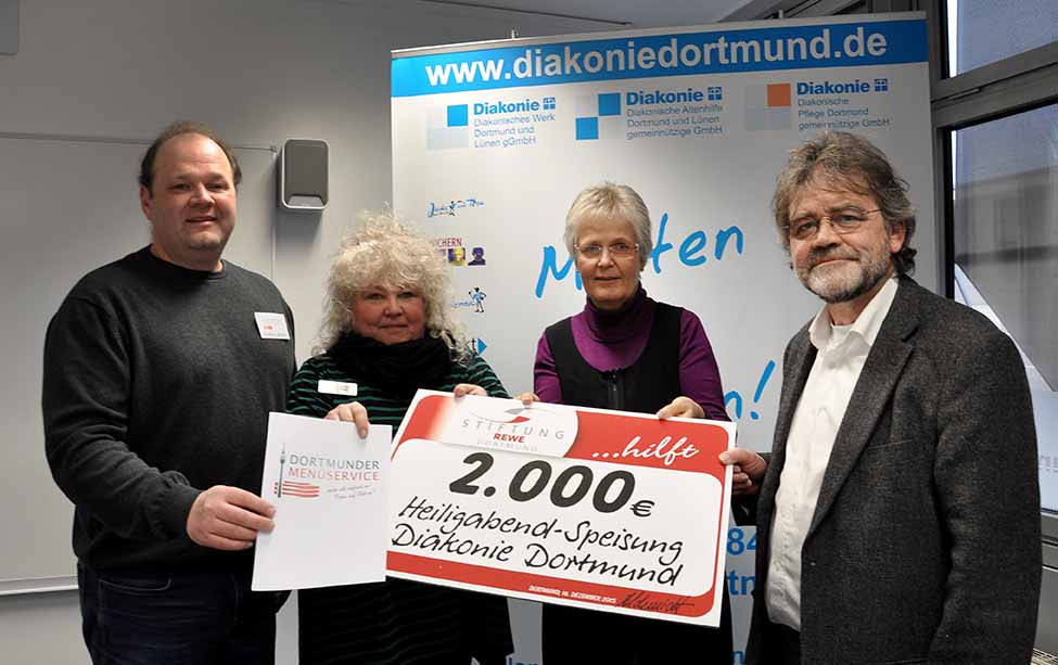 Beigefügtes Foto: Spendenübergabe für die Wohnungslosen-Weihnachtsfeier – v. l. Andreas Bracht, Dortmunder Menüservice – Barbara Köster, ZBS – Anne Rabenschlag, Diakoniegeschäftsführerin - Bernd Hecker, Vorstandsmitglied der REWE-Stiftung. Foto: Diakonie