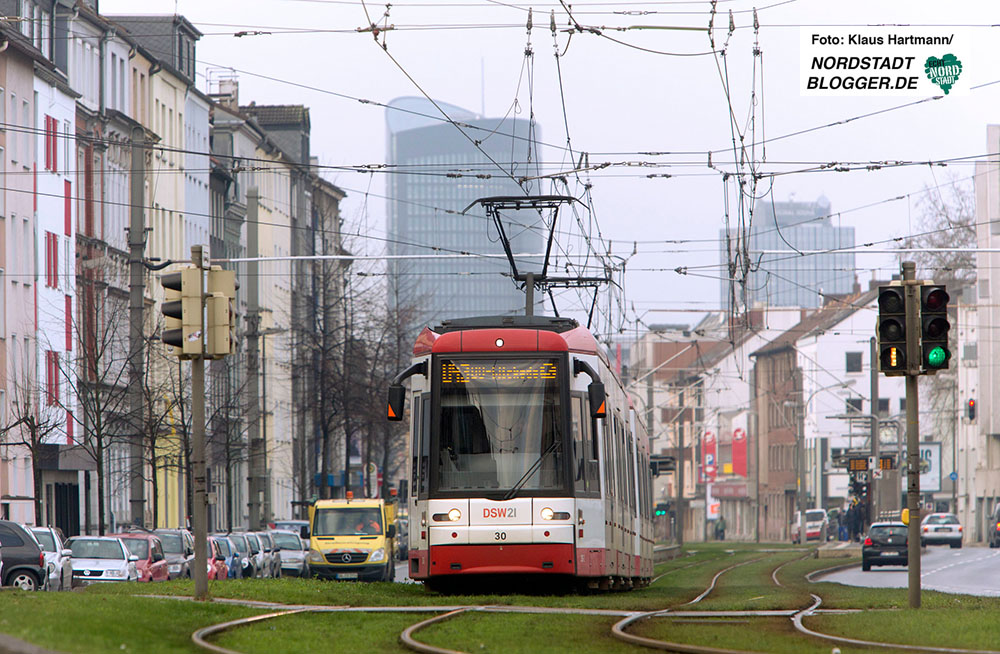 Stadtbahnlinie U 43 der DSW an der Kaiserstraße in Höhe Haltestelle Funkenburg.