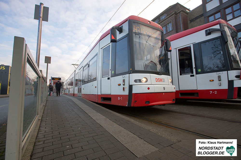 Stadtbahnlinie U 43 der DSW an der Kaiserstraße in Höhe Haltestelle Funkenburg. Haltestelle Funkenburg