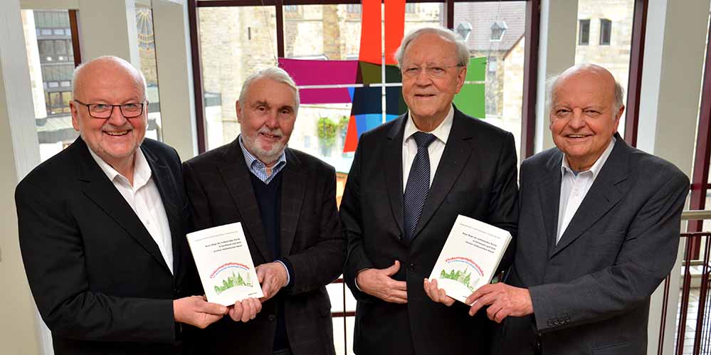 Stellten im Katholischen Centrum ihr Buch „Neue Wege der katholischen Kirche in Dortmund nach dem Zweiten Vatikanischen Konzil“ vor (v.l.): Georg Borgschulte, Dieter Höltershinken, Pfarrer i.R. Norbert Neu und Pfarrer i.R. Wolfgang Dembski. Foto: pdp