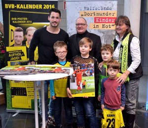 BVB-Torwart Roman Bürki (links), hier mit Propst Andreas Coersmeier und Karin Müller vom SkM-Dortmund sowie jungen Fans, unterschrieb im Katholischen St.-Johannes-Hospital den aktuellen BVB-Posterkalender. Von jedem verkauften Kalender gingen 5 Euro an den Hilfsfonds „Dortmunder Kinder in Not“. Foto: pdp