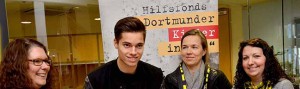 Foto: BVB-Mittelfeldspieler Julian Weigl unterschrieb im Katholischen Centrum 321 Posterkalender zugunsten des Hilfsfonds‘ „Dortmunder Kinder in Not“, hier mit Kerstin Vogler, Sabine Omlin und Vinka Slisko (v.l.).