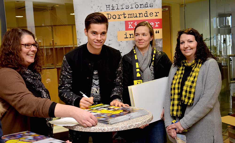 BVB-Mittelfeldspieler Julian Weigl unterschrieb im Katholischen Centrum 321 Posterkalender zugunsten des Hilfsfonds‘ „Dortmunder Kinder in Not“, hier mit Kerstin Vogler, Sabine Omlin und Vinka Slisko (v.l.).