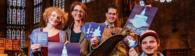 Sie bereiten den Poetry Slam in St. Reinoldi vor (v.l.): Lene Montanus vom Team der Reinoldikirche, Pfarrerin Susanne Karmeier, Felix Eichhorn vom Ev. Erwachsenenbildungswerk Westfalen und Lippe e.V. und der Dortmunder Slammer Rainer Holl. Foto: Schütze/VKK