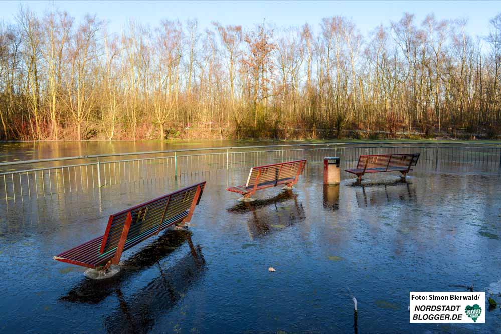 Der Hoeschpark steht teilweise schon wieder unter Wasser. Foto: Simon Bierwald