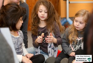 Naturkundemuseum mit dem Museumskoffer unterwegs in der KiTa Münsterstraße. Annette Kritzler erzählt den Kinder etwas über Säugetiere