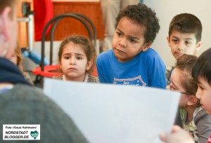 Naturkundemuseum mit dem Museumskoffer unterwegs in der KiTa Münsterstraße. Annette Kritzler erzählt den Kinder etwas über Säugetiere