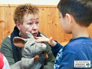 Naturkundemuseum mit dem Museumskoffer unterwegs in der KiTa Münsterstraße. Annette Kritzler erzählt den Kinder etwas über Säugetiere