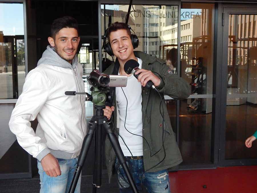 Jugendliche und junge Erwachsene zwischen 15 und 23 Jahren erstellen Dokumentarfilme.