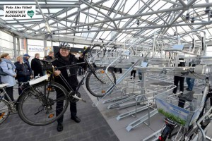 OB Ullrich Sierau gehörte zu den ersten Nutzern der neuen Radstation.