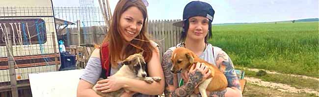 Regisseurin Linda Rosenkranz (links) stellt Menschen vor, die sich um die Hunde kümmern.