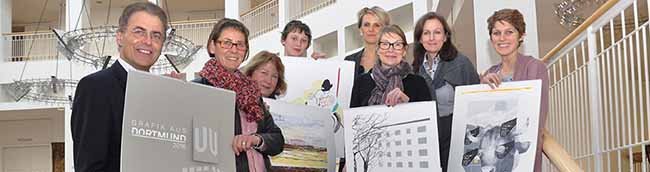 Uwe Samulewicz, Birgit Jörder, Monika Pfeiffer, Leonie Herrmann, Katrin Gellermann, Bettina Köppeler, Oriane Durand und Sabine Held mit dem 2016er-Kalender. Foto: Anja Kador/Dortmund-Agentur