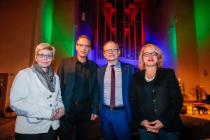 (v.l.) Carina Gödecke (Präsidentin des Landtages NRW), Ulf Schlüter (Superintendent des Ev. Kirchenkreises Dortmund), Ulrich Lilie (Präsident der Diakonie Deutschland) und Barbara Montag (Moderatorin, Diakonie Rheinland Westfalen Lippe). Foto: Stephan Schütze