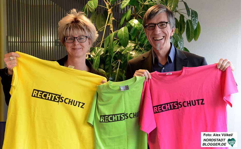 Jutta Reiter und Friedrich Stiller stellen ihre „RECHTS-SCHUTZ“-Hemden vor. Foto: Alex Völkel