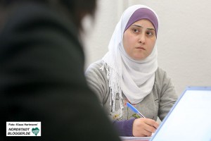 Interkulturelle Lotsen helfen bei der Integration von Neuzuwanderern. Bessma Khales aus Syrien hört aufmerksam zu
