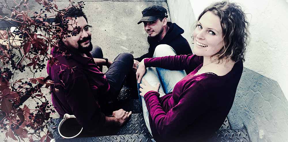 Die Gruppe „Sara’s Wohnzimmer“ gibt einen musikalischen Impuls. Bild: Buschulte/Veranstalter