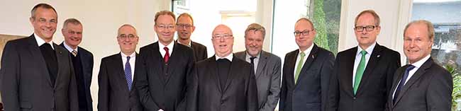 Foto: Erzbischof Hans-Josef Becker (Mitte) traf in der Kommende Dortmund die  Hauptgeschäftsführer der Industrie- und Handelskammern sowie der Handwerkskammern im Gebiet des Erzbistums Paderborn zum Austausch über aktuelle wirtschaftliche Fragestellungen. Foto: pdp