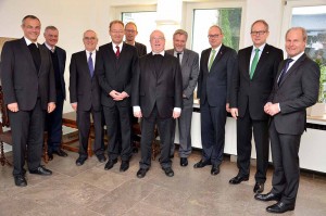 Foto: Erzbischof Hans-Josef Becker (Mitte) traf in der Kommende Dortmund die  Hauptgeschäftsführer der Industrie- und Handelskammern sowie der Handwerkskammern im Gebiet des Erzbistums Paderborn zum Austausch über aktuelle wirtschaftliche Fragestellungen. Foto: pdp