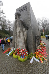 Gedenken an die Opfer nationalsozialistischer Gewaltherrschaft am Mahnmal in der Bittermark.