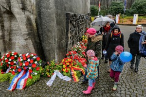 Gedenken an die Opfer nationalsozialistischer Gewaltherrschaft am Mahnmal in der Bittermark.