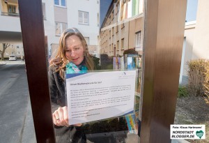 Der Spar- und Bauverein stellt auf Anregung der Mieter einen offenen Bücherschrank in der Unverhau-Straße auf. Karen Engelmann, Spar- und Bau