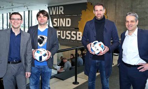 Dr. Henry Wahlig (Manager ANSTOSS), Ben Redelings, Christoph Metzelder und Museumsdirektor Manuel Neukirchner (v.li.) stellen das Kultur- und Veranstaltungsprogramm ANSTOSS im Deutschen Fußballmuseum vor.