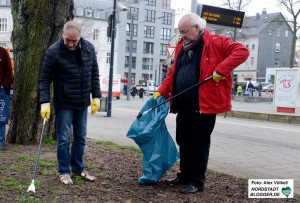 In Dorstfeld machten Mitglieder des Runden Tischs gegen Rechts eine Reinigungsaktion am Wilhelmplatz.