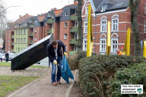 In Dorstfeld machten Mitglieder des Runden Tischs gegen Rechts eine Reinigungsaktion am Wilhelmplatz.