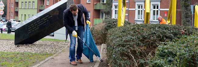 In Dorstfeld machten Mitglieder des Runden Tischs gegen Rechts eine Reinigungsaktion am Wilhelmplatz.