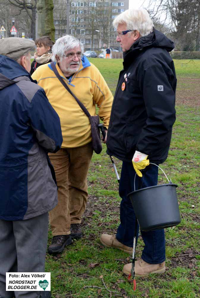 In Dorstfeld machten Mitglieder des Runden Tischs gegen Rechts eine Reinigungsaktion am Wilhelmplatz.