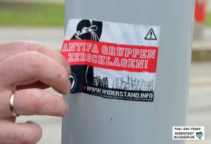 Die Neonazi-Aufkleber werden mit Reinigungsmitteln abgelöst und dann entfernt.